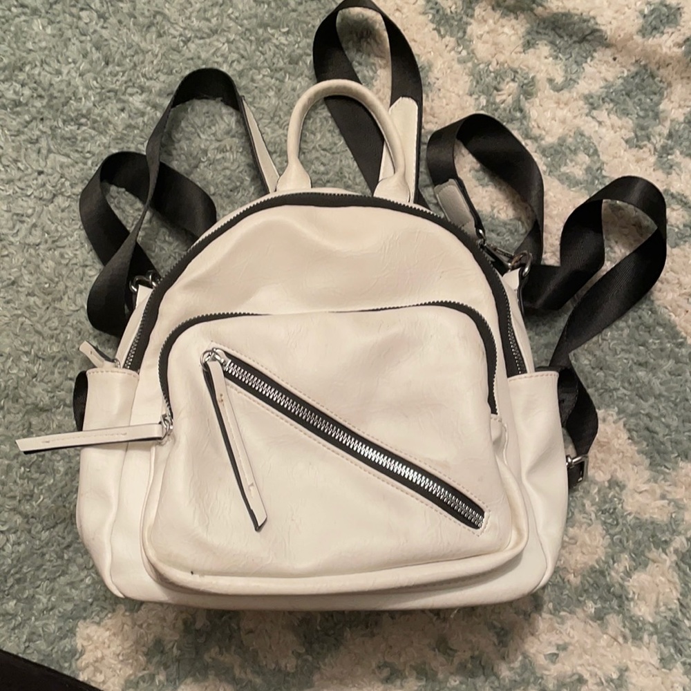 White PU backpack w crossbody strap